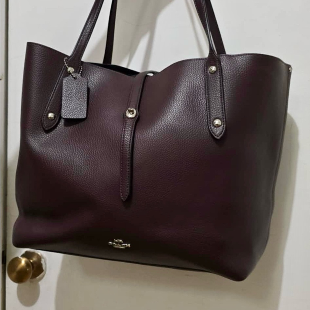 Coach Brown Leather Tote Bag with Structured Design